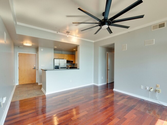 Building Photo - This move in ready condo has it all in Cha...