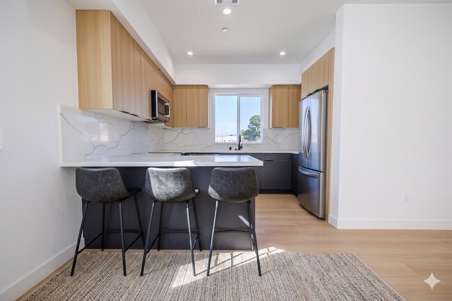 Building Photo - 2847 S Victoria Ave