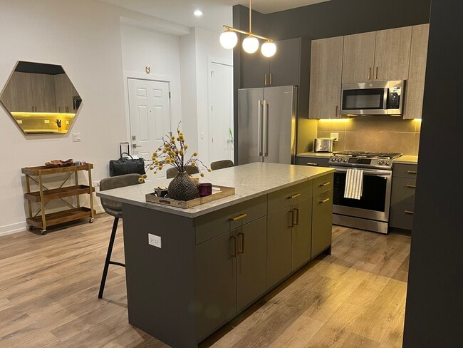 Building Photo - 815 N Richmond St