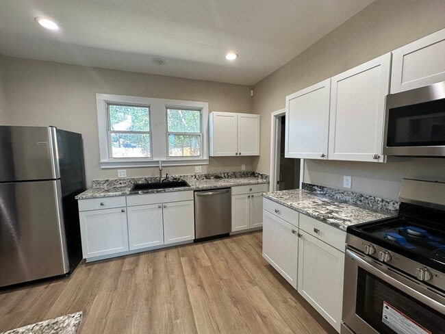 Building Photo - Remodeled Downtown Home!