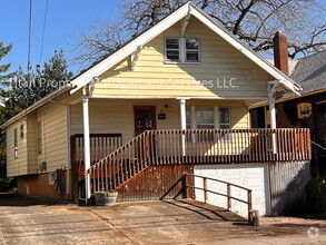 Building Photo - Charming 3-Bedroom Gem with 1600 Sq Ft of ...