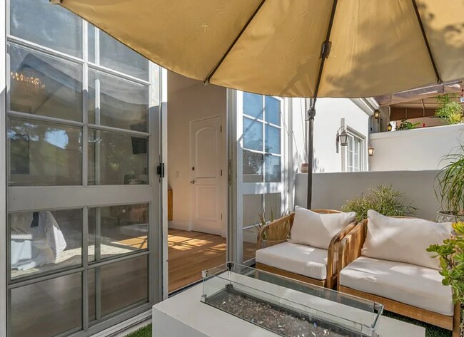 Building Photo - 851 N San Vicente Blvd