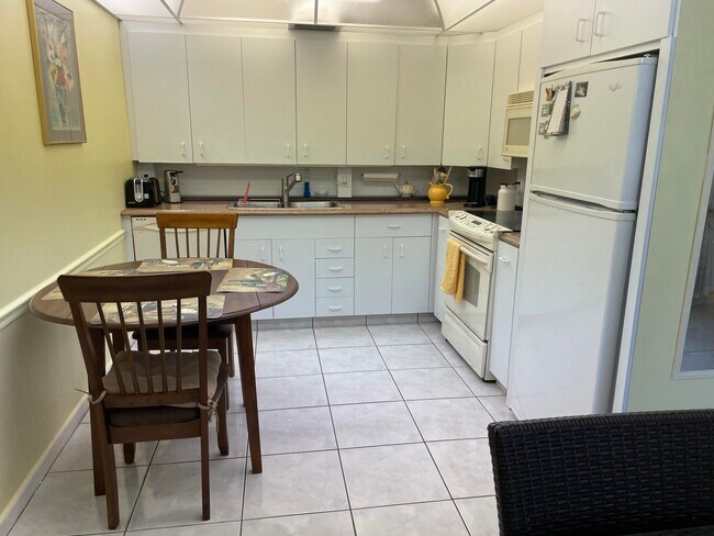 Building Photo - 3025 Hythe B