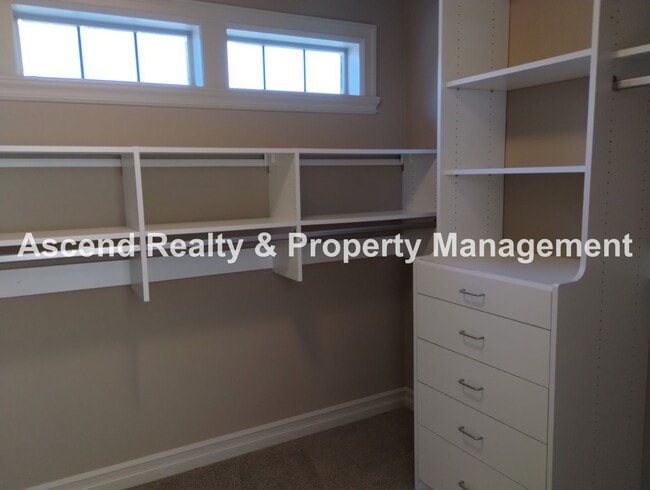Building Photo - Elegant & Spacious 4 Bed & Bonus Home Buil...