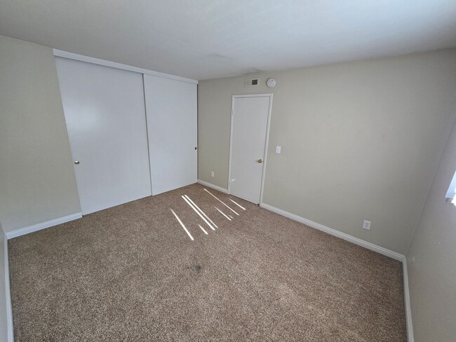 Building Photo - Clairemont. 3 br., 2 ba. Townhome with Garage