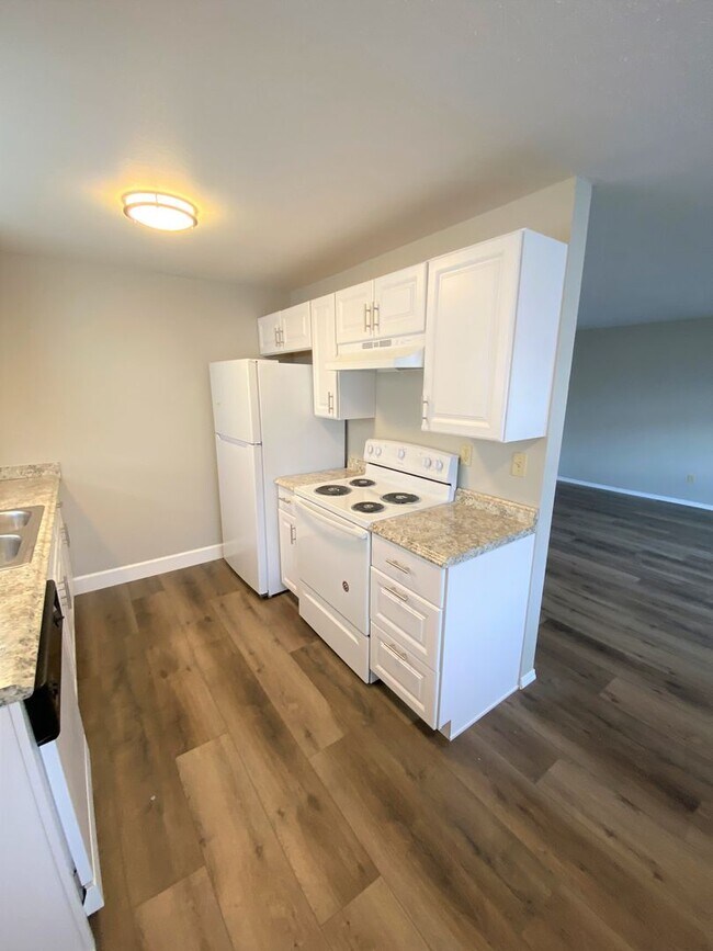Building Photo - Beautifully Updated Ground-Level 2-Bedroom!