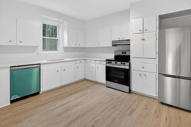 Building Photo - 326 Westhampton Ave