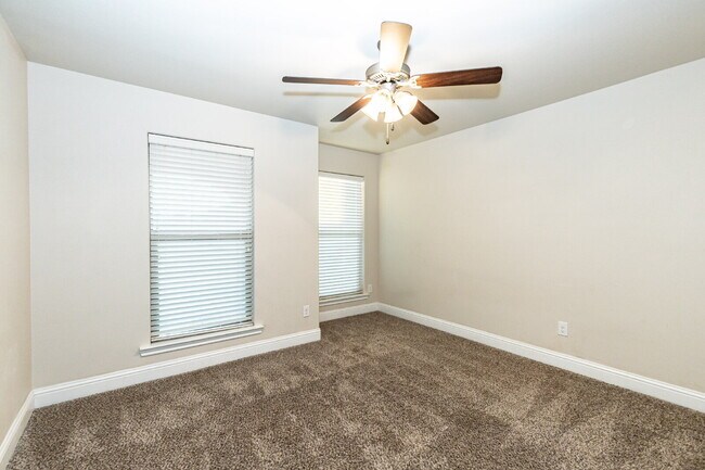 Building Photo - Beautiful & Spacious four bedroom in Bell ...
