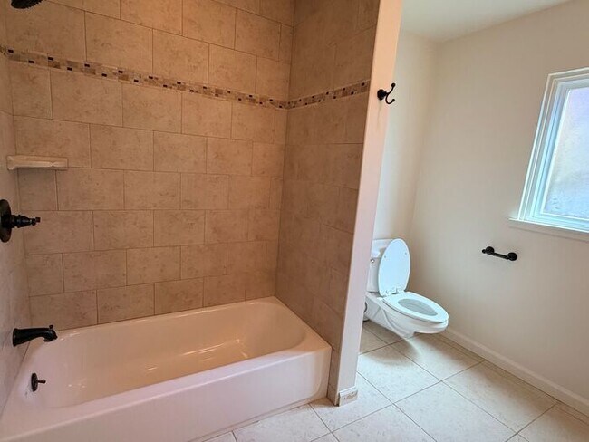 Building Photo - 3 Bed and 3 Bath Home Located Off of Forest Ave
