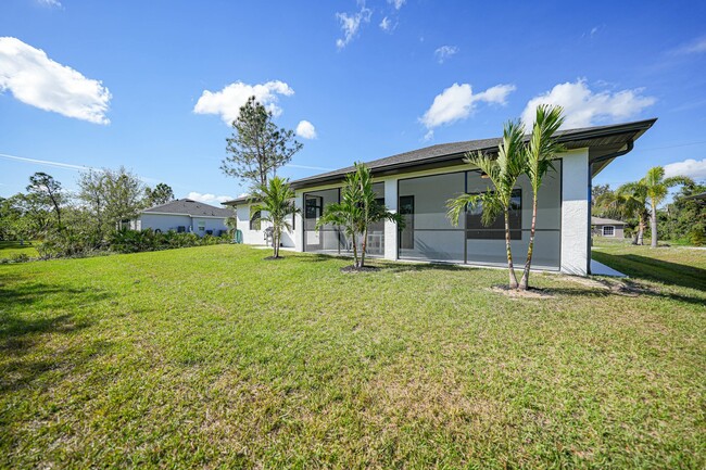 Building Photo - North Port, close to new Water park