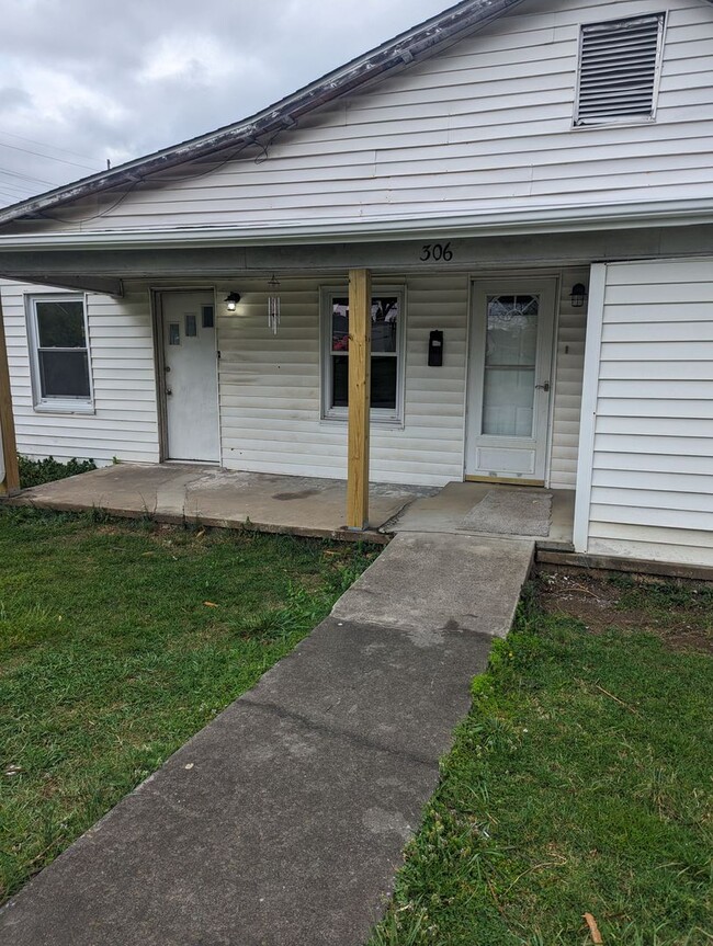 Building Photo - Freshly renovated 4 bedroom 2 bath home in...