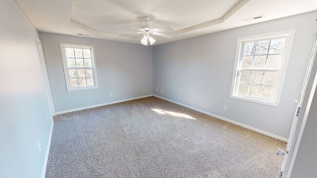 Building Photo - Spacious home near Fort Bragg, Schools, & Shopping!