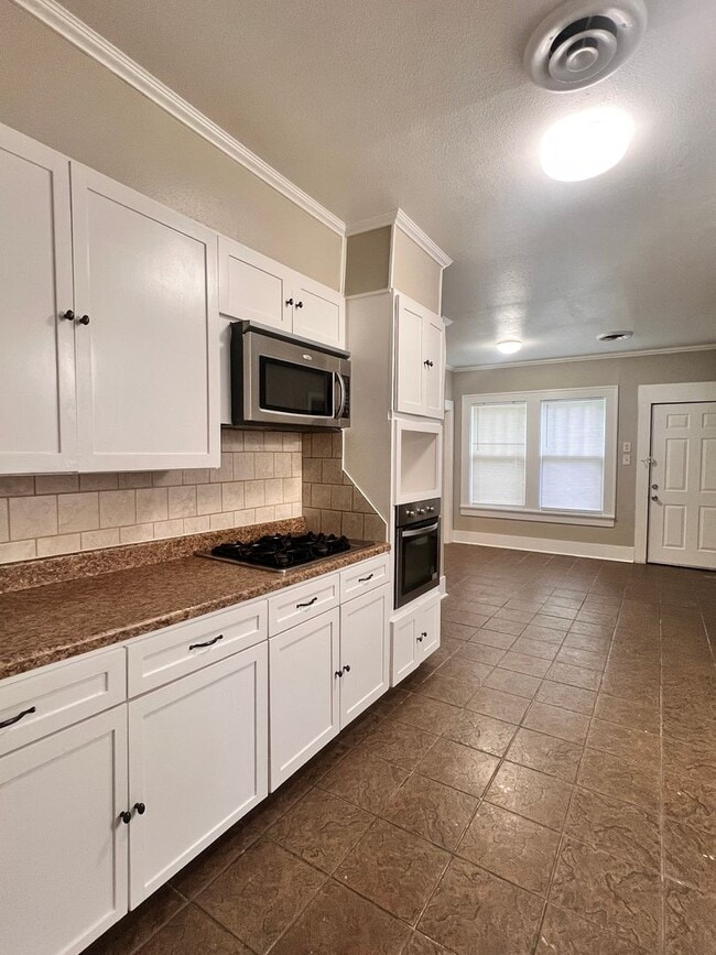 Building Photo - Spacious 3 Bedroom 2 Bath