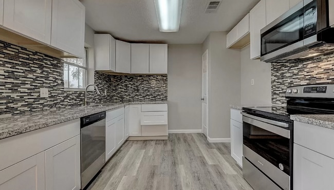 Building Photo - Amazing 4 Bedroom Homein the heart of Katy...