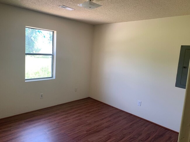 Building Photo - Quaint home located in City Limits