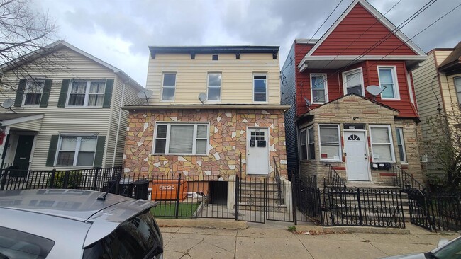 Building Photo - 166 Armstrong Ave