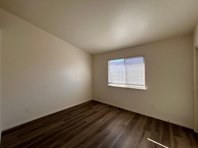 Building Photo - Cute 2 bedroom home located in Donner Trails!