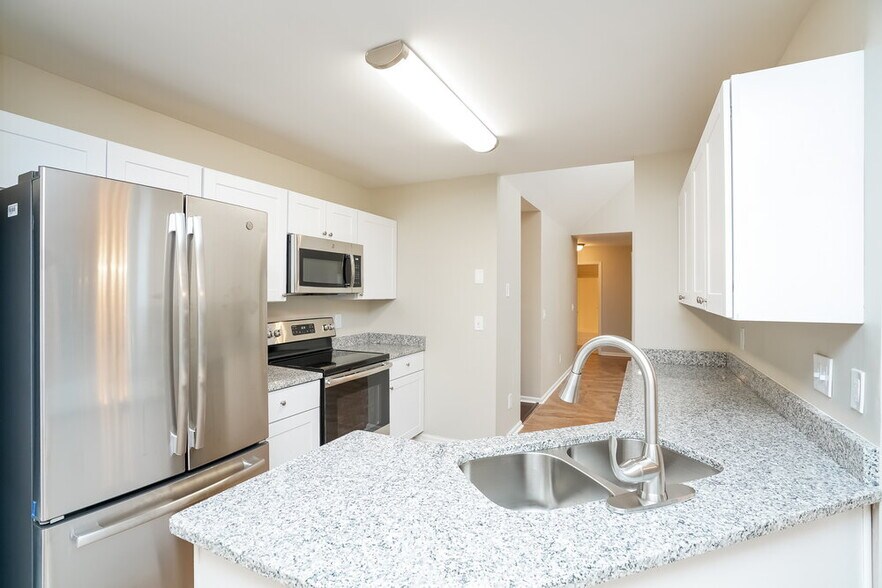 Building Photo - 649 Kingsway Dr