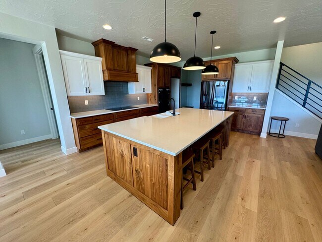 Building Photo - Beautiful Modern 5 Bedroom Furnished Home!!