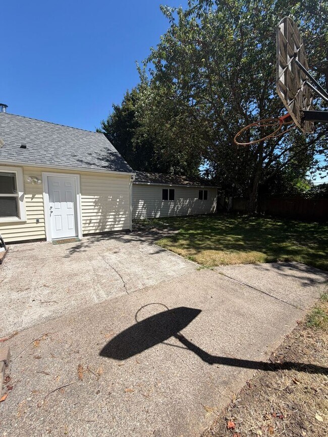 Building Photo - 2 Bedroom with a garage with Large fenced yard!