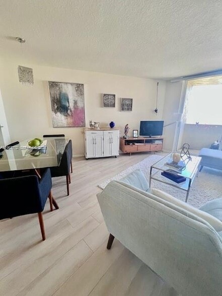 Building Photo - 19501 W Country Club Dr