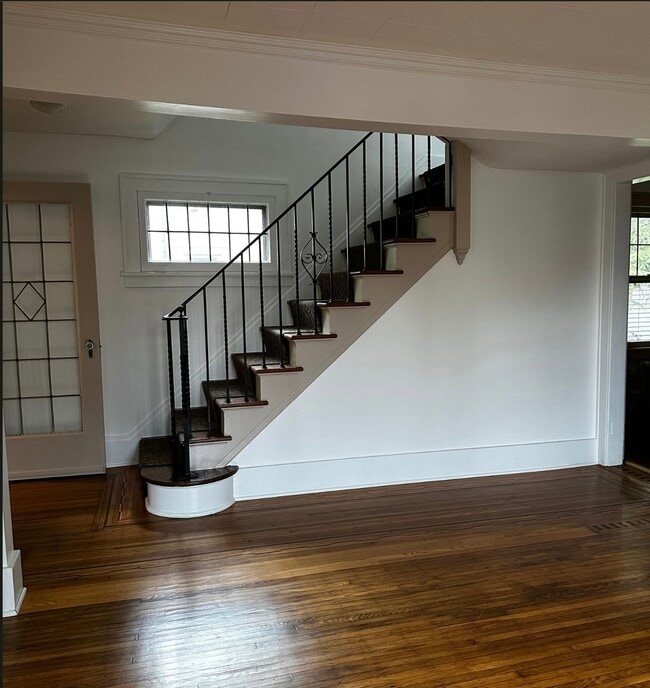 Building Photo - 9 Hickory St