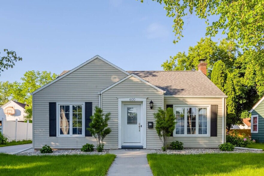 Building Photo - 600 N Outagamie Ct