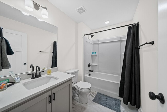 Building Photo - Spacious 3 Bedroom 2 Full Bath Home For Rent Near Dunbar Cave Road!