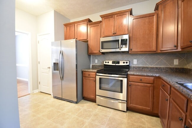 Building Photo - 3 BEDROOM 2 BATHROOM - PETS CONSIDERED