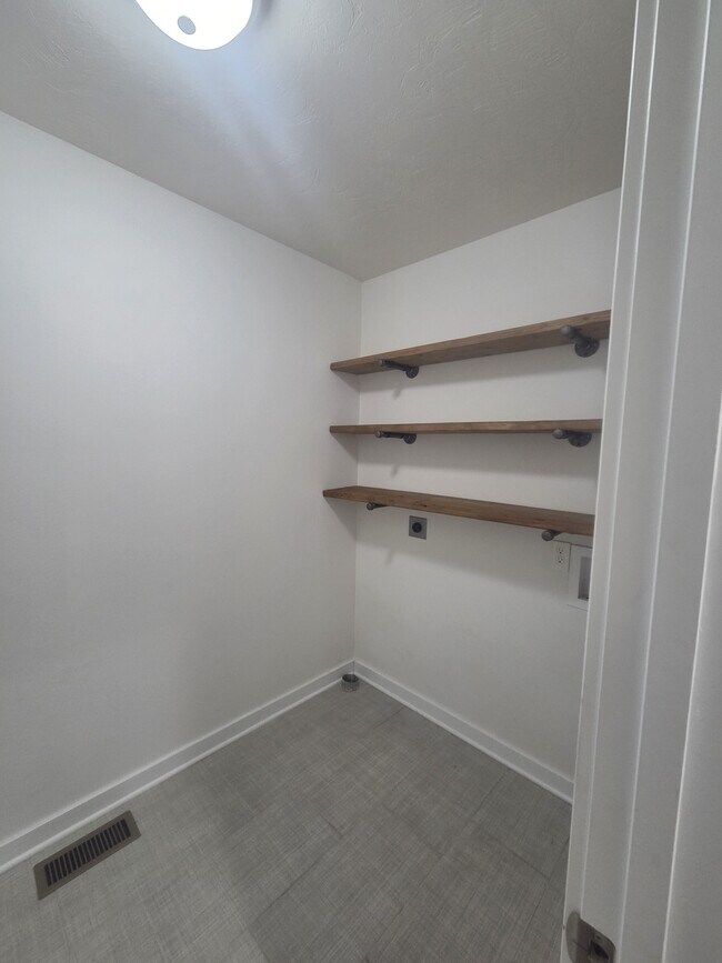 Building Photo - 2622 W Brook Ridge St