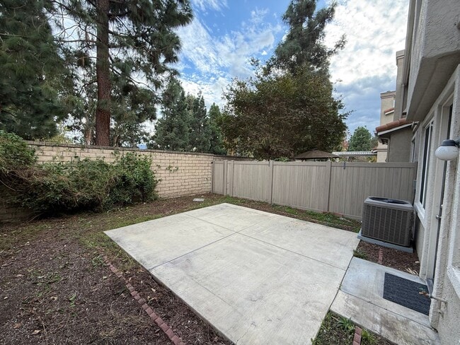 Building Photo - $675 Off First month's Rent - Cute Townhom...