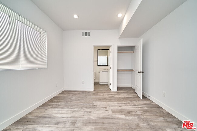 Building Photo - 605 1/2 W 41st Pl