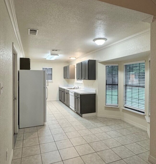 Building Photo - Lovely 3 bedroom 2 bathroom 2 car garage h...