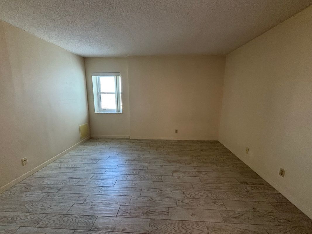 Building Photo - 420 64th Ave