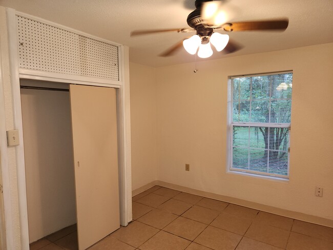 Secondary bedroom facing backyard - 6906 Coach St