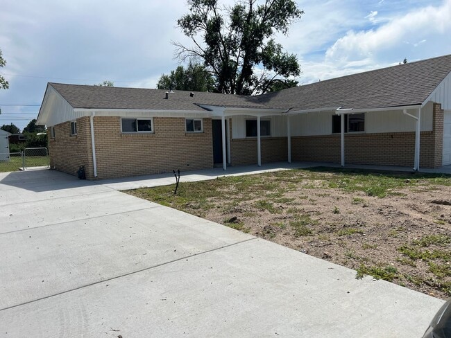 Building Photo - Welcome to this stunning 3-bedroom, 2-bath...