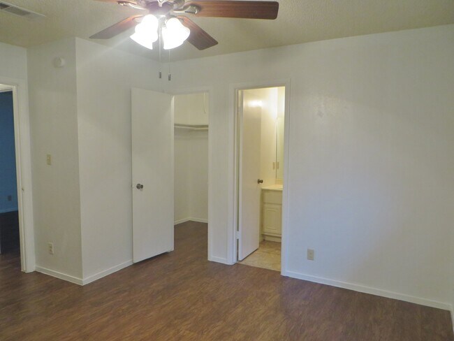 Building Photo - 2 Bedroom 2 Bathroom Georgetown Duplex