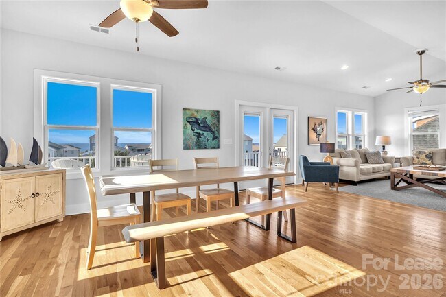 Building Photo - 1708 W Dolphin Dr