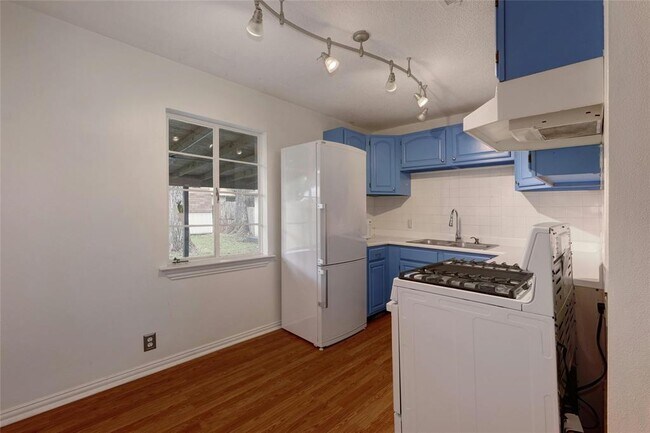 Building Photo - 904 E 55th 1/2 St
