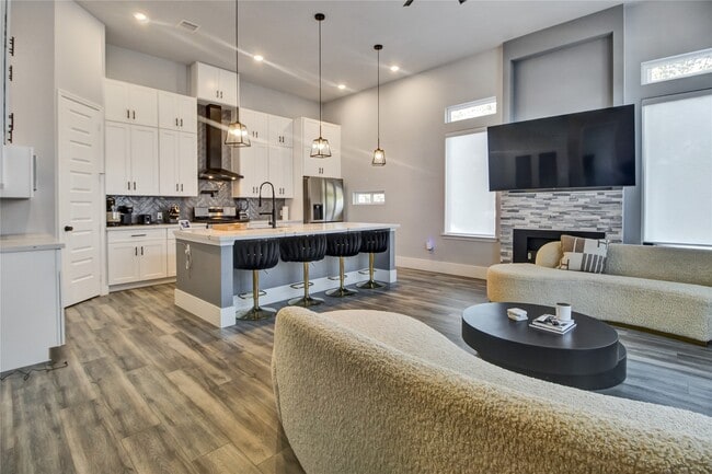 Building Photo - 811 Paul Quinn St