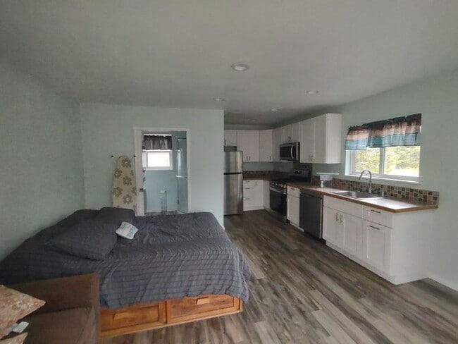 Building Photo - Studio Apt in Private Setting