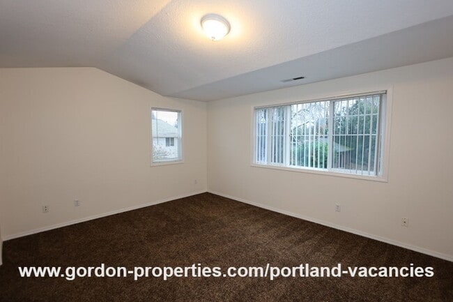 Building Photo - SE 73rd Ave - 3 bedroom townhouse in Mt Scott-Arleta neighborhood