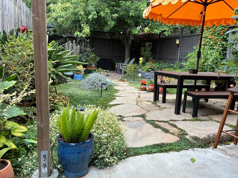 Building Photo - 3263 Louise St