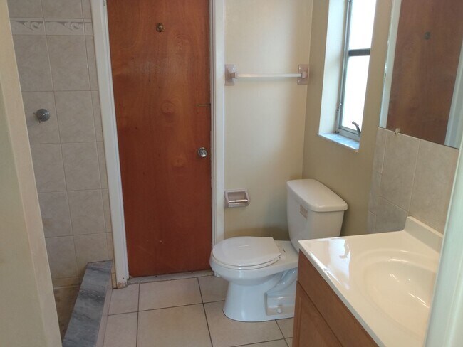 Building Photo - 2 Bed/2 Bath 1200 Sq. Ft. home with BONUS ROOM, indoor laundry & a fenced yard!!