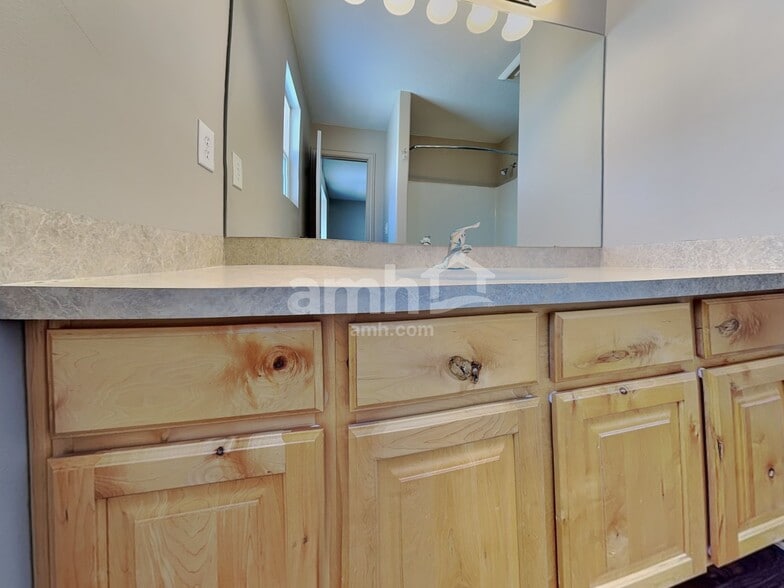 Building Photo - 934 E 490 N