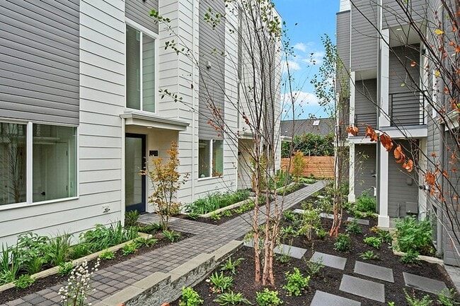 Building Photo - Queen Anne Townhome