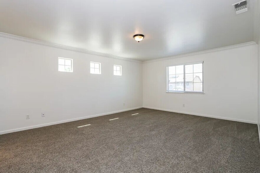 Building Photo - 1346 La Guardia Cir