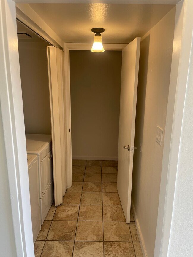 Building Photo - 3 Bedroom, 1.5 Bath Home in Parkway Neighborhood