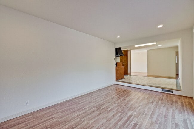 Building Photo - 1109 White Cliff Dr