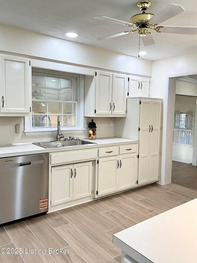 Building Photo - 7913 Greenway Dr